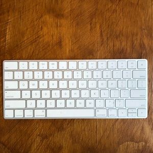 Apple Magic Keyboard (Bluetooth)